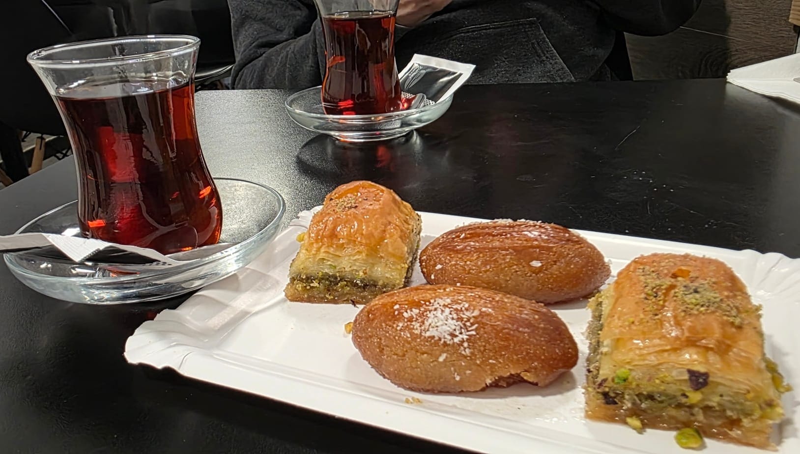 Des desserts turcs avec du thé.