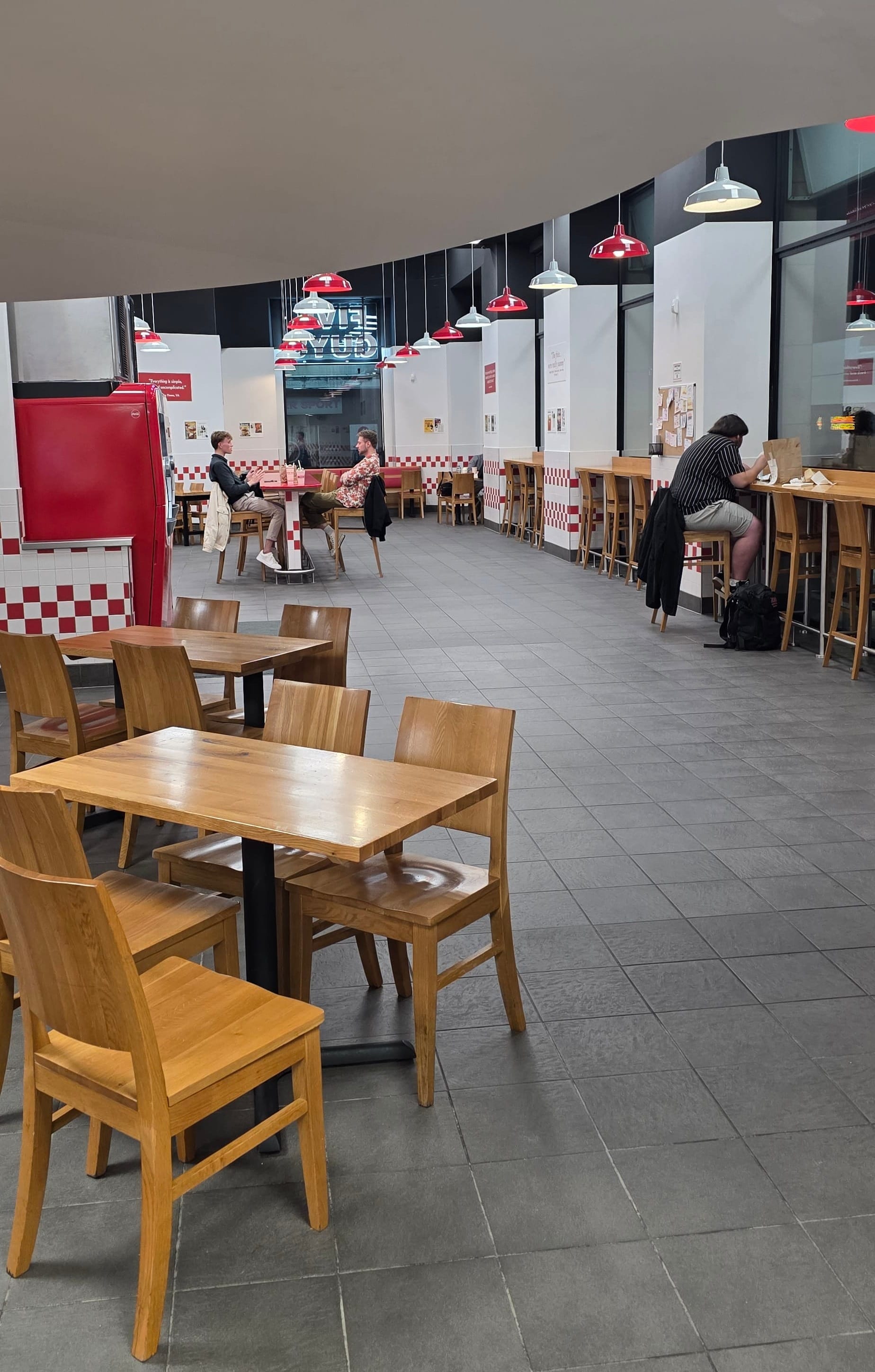 Intérieur d'un Five Guys à la Place Saint-François à Lausanne.