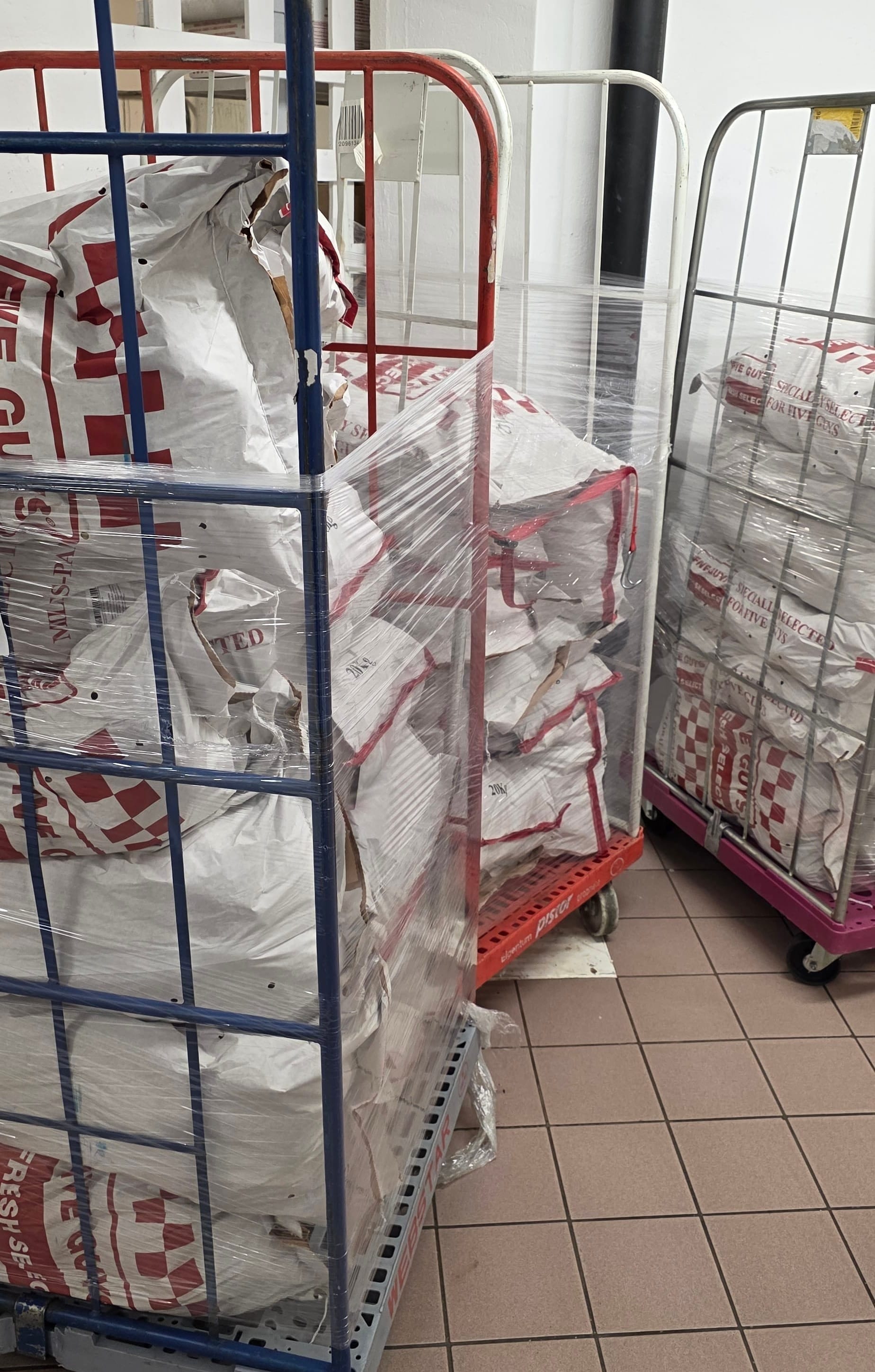 Des sacs de nourriture chez Five Guys.