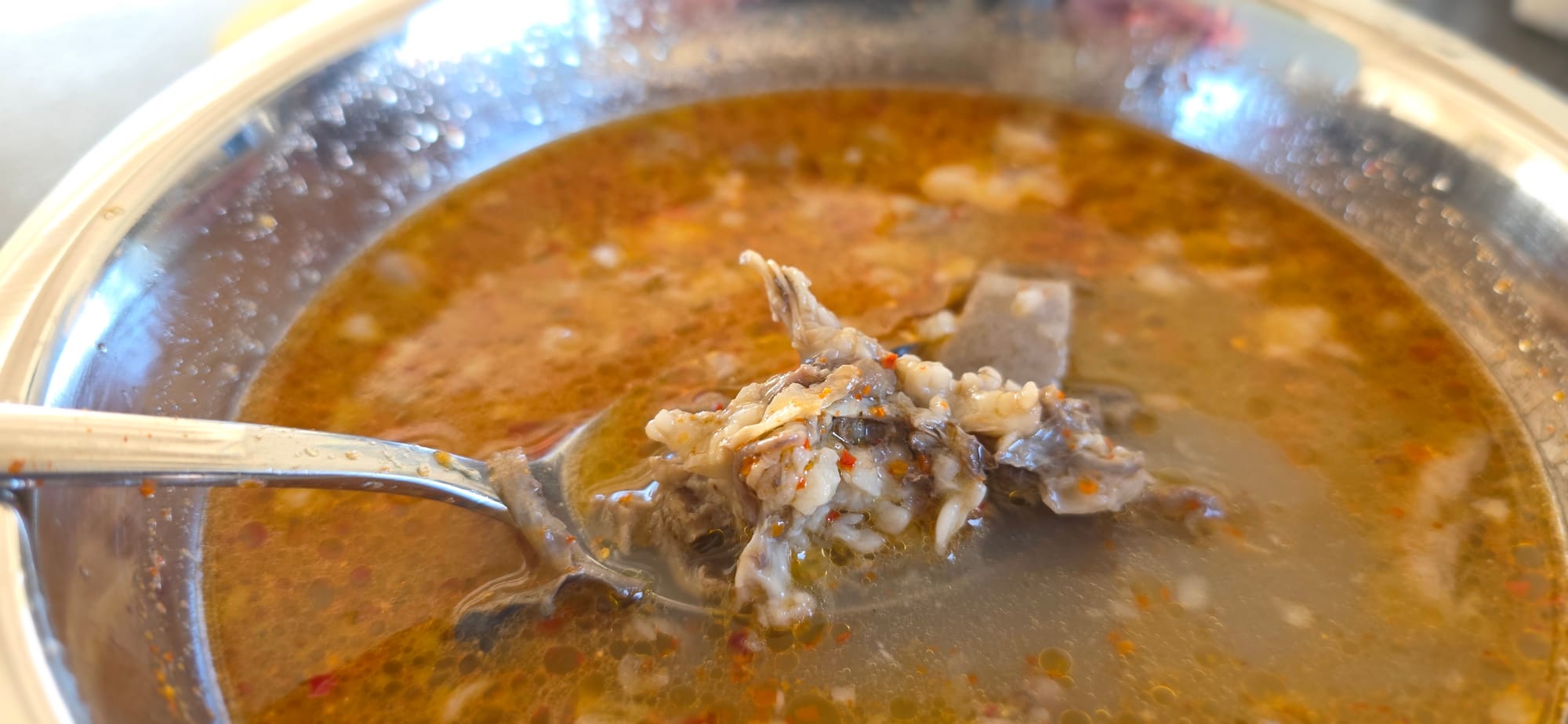 Des bas morceaux dans une soupe épicée turque.