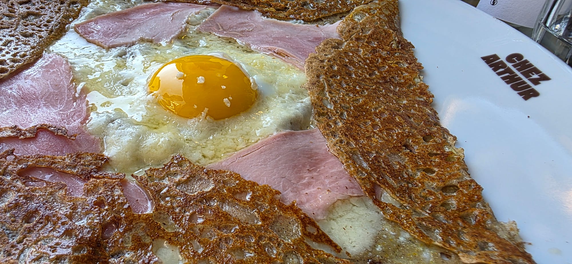 Une crêpe complète chez Arthur avec jambon, fromage et œufs.