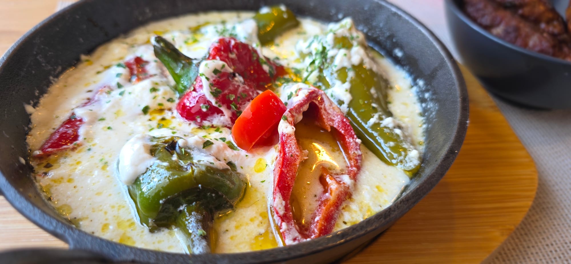 Poivrons au kajmak, couverts de crème, au Cevap Store à Lausanne.