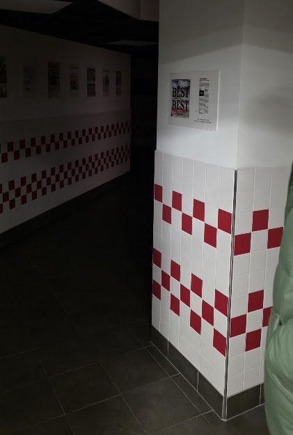 Un couloir sombre chez Five Guys à Lausanne.