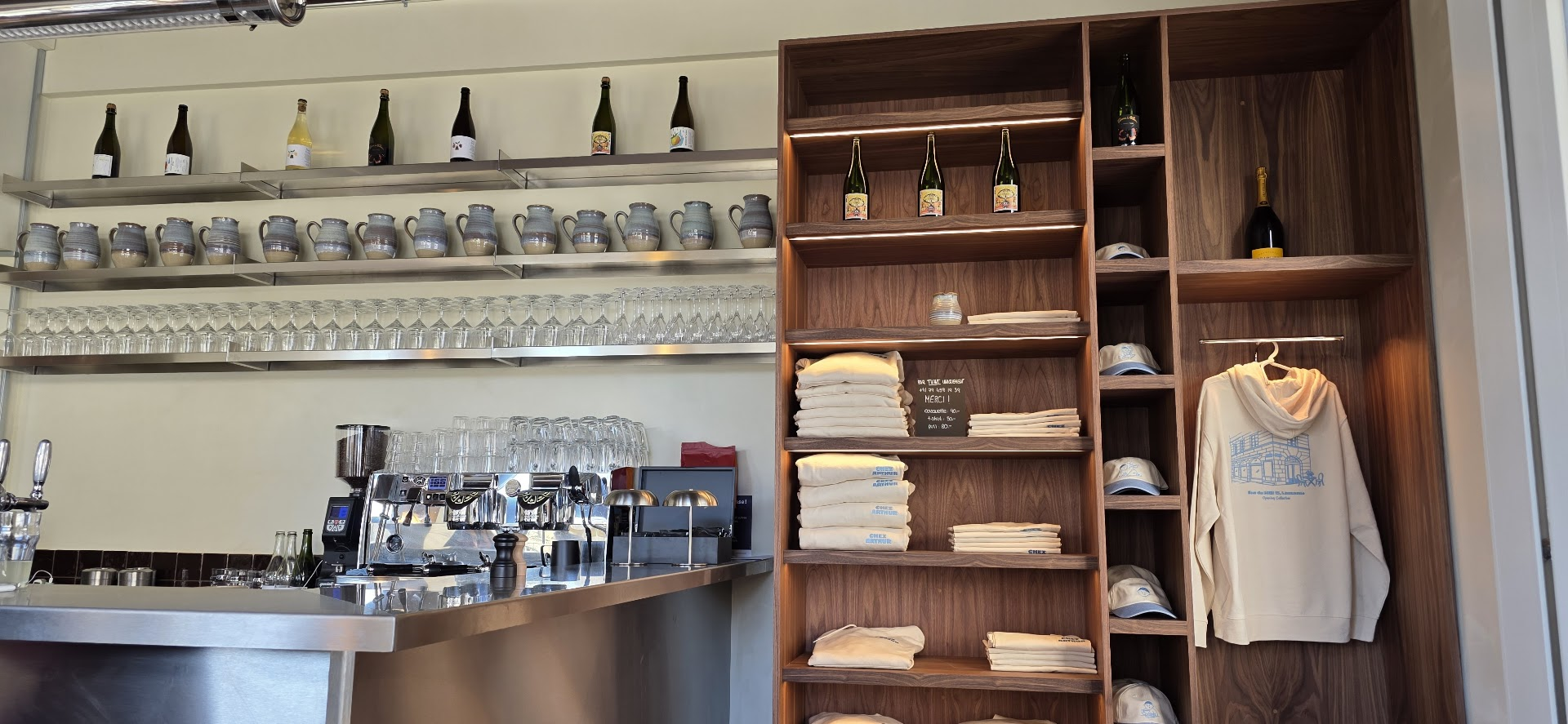 Intérieur du restaurant chez Arthur à Lausanne avec le bar