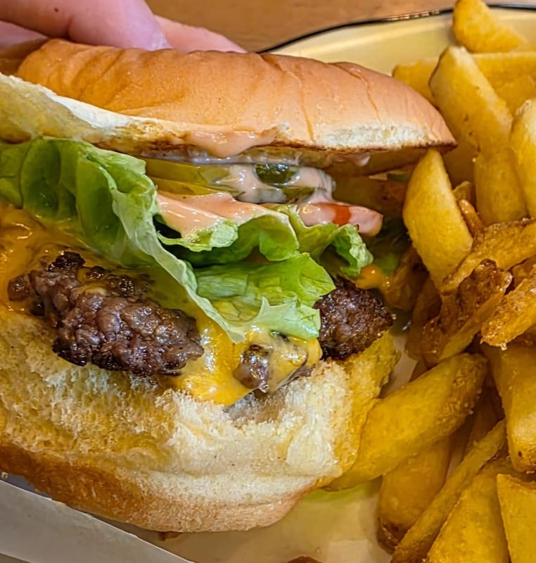 Burger de chez Black Tap à Lausanne