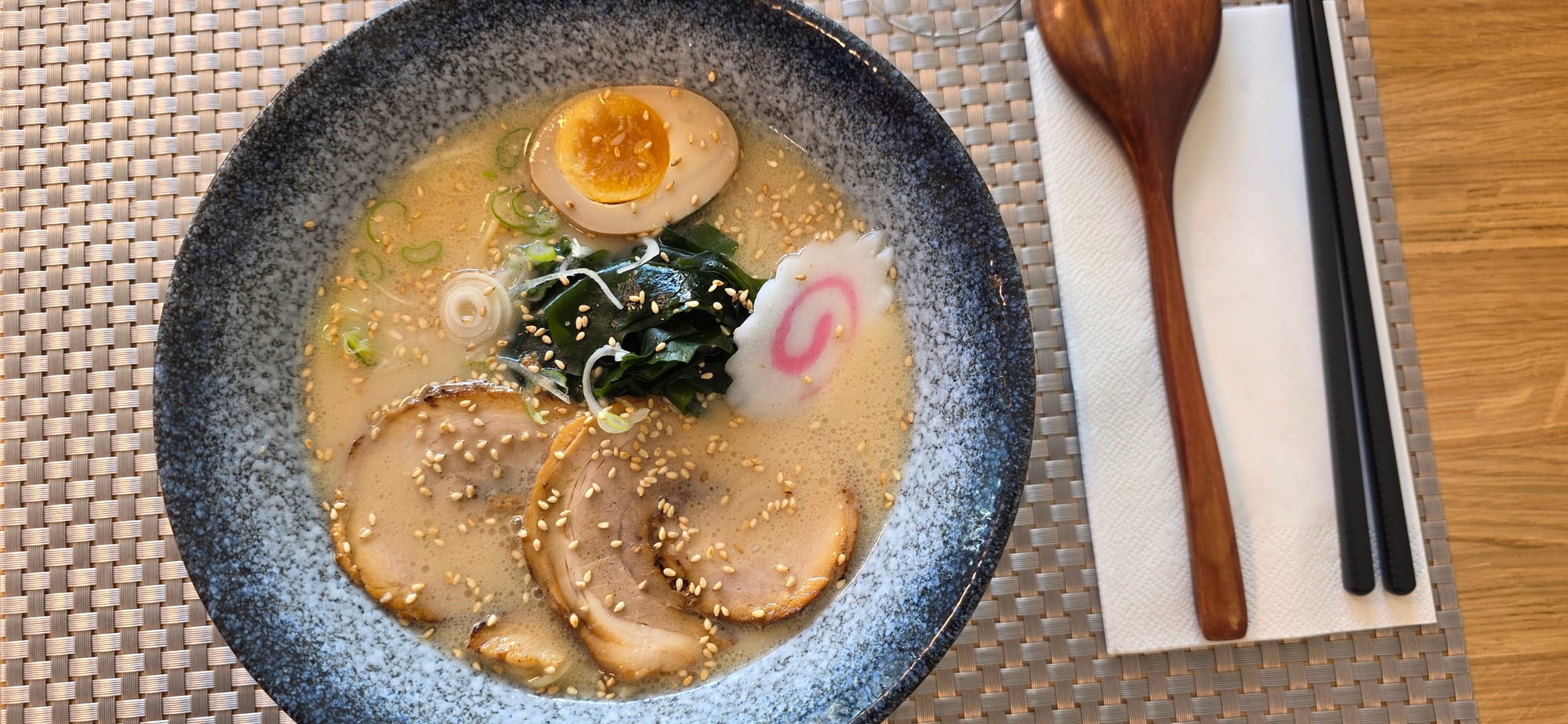 Un grand bol de ramen chez Hatsubara à Lausanne.