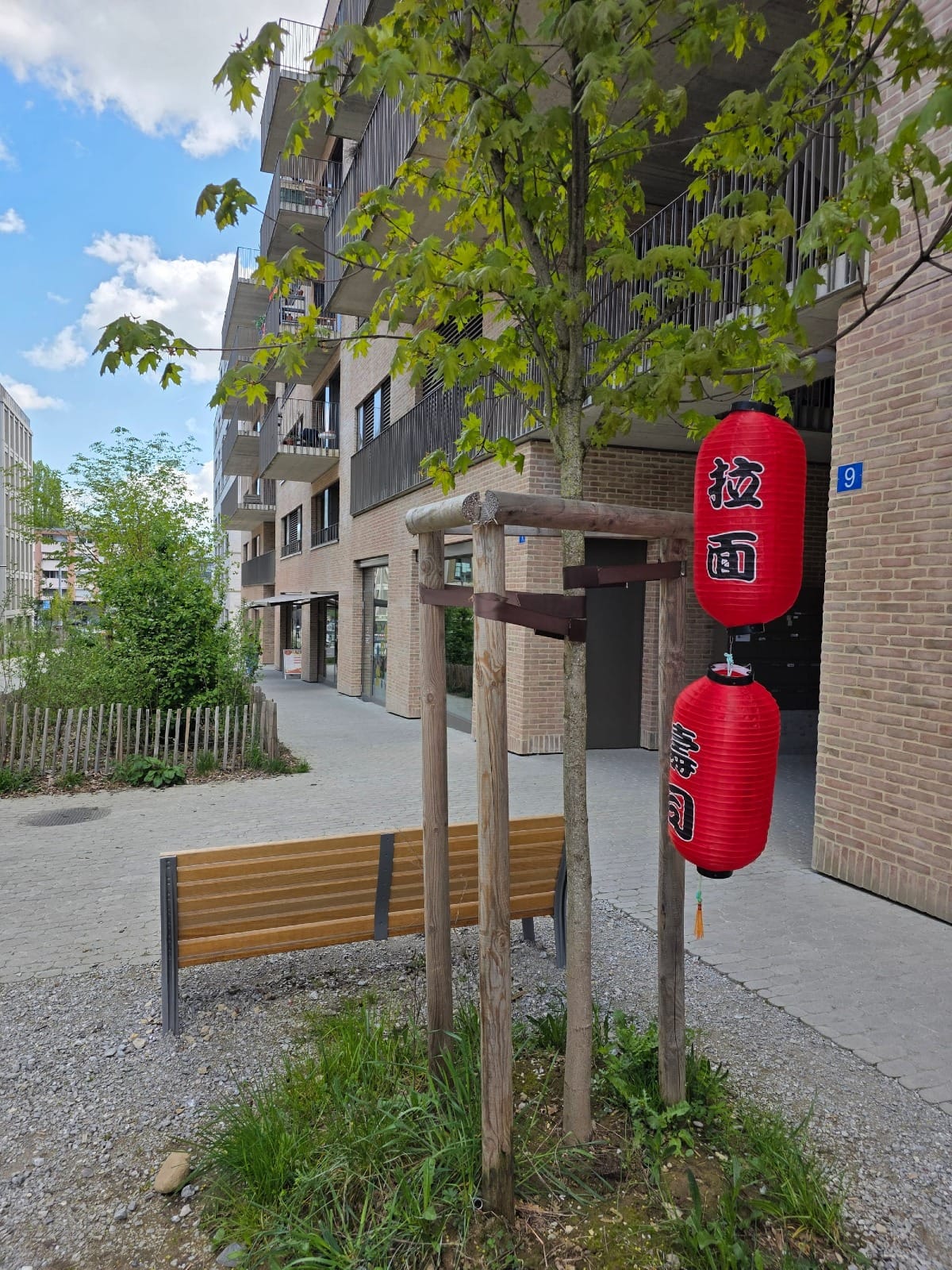 Deux lanternes rouges devant le restaurant Hatsuubara à Lausanne dans le quartier des Plaines-du-Loup.