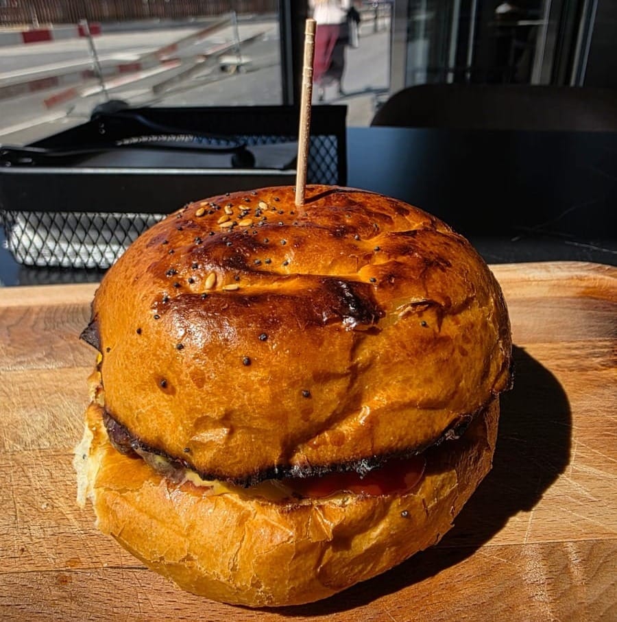 Gros plan sur le bun de Bang Bang, restaurant de hamburger à Renens.