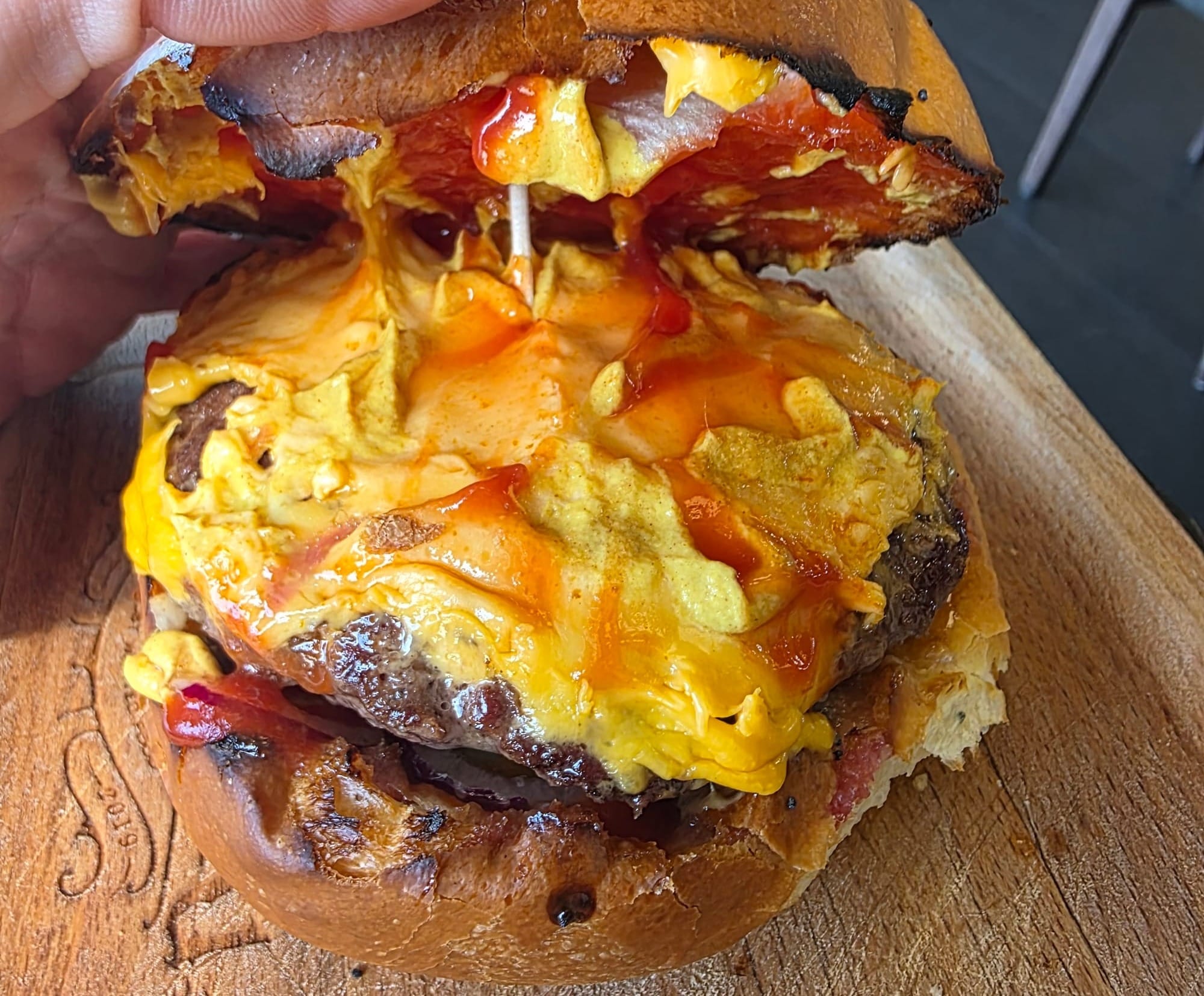 L'intérieur d'un cheeseburger chez Bang Bang à Renens.