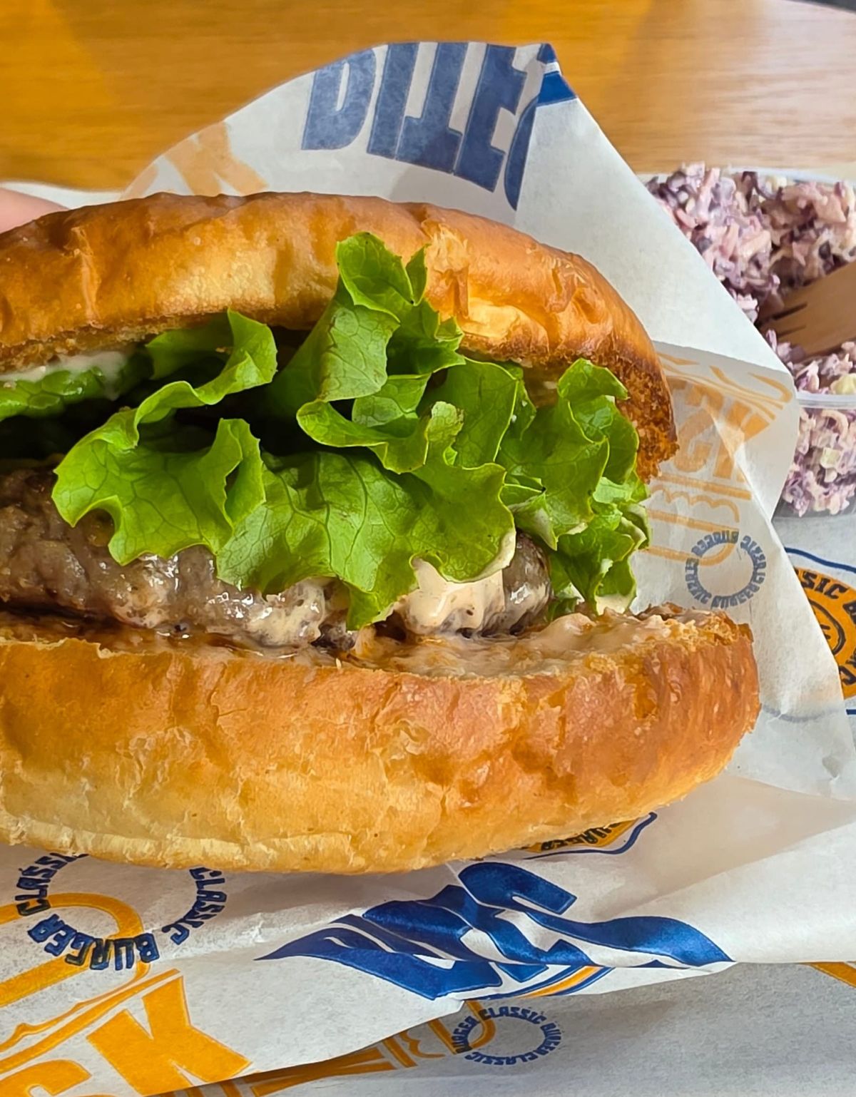 Gros plan du burger au fromage de chez Classic. 