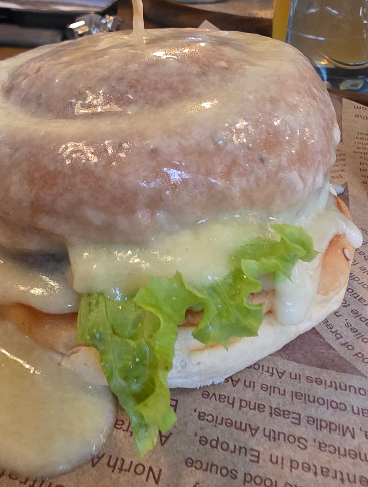 Un burger couvert de fondue chez Crazy Wolf. 