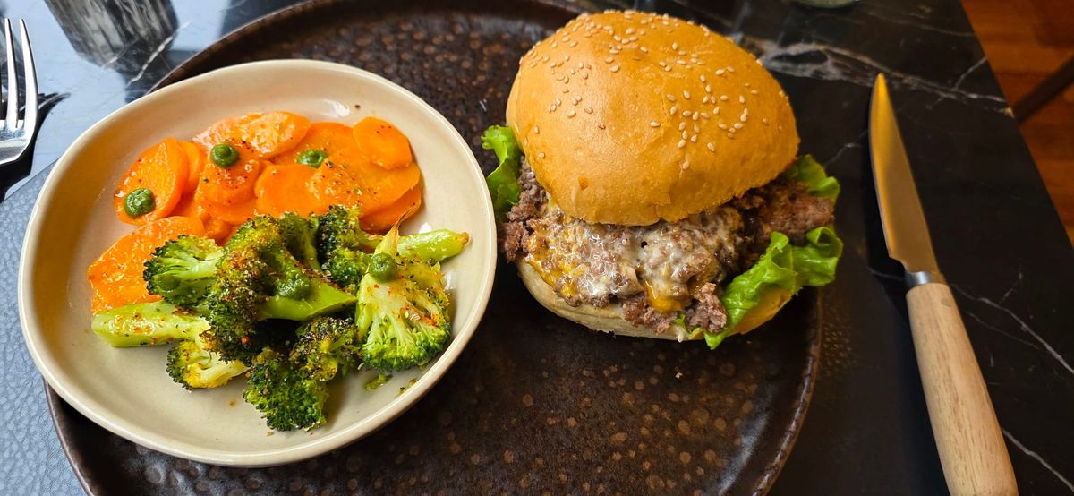 Un smash burger avec des légumes chez Pepper à Lausanne 