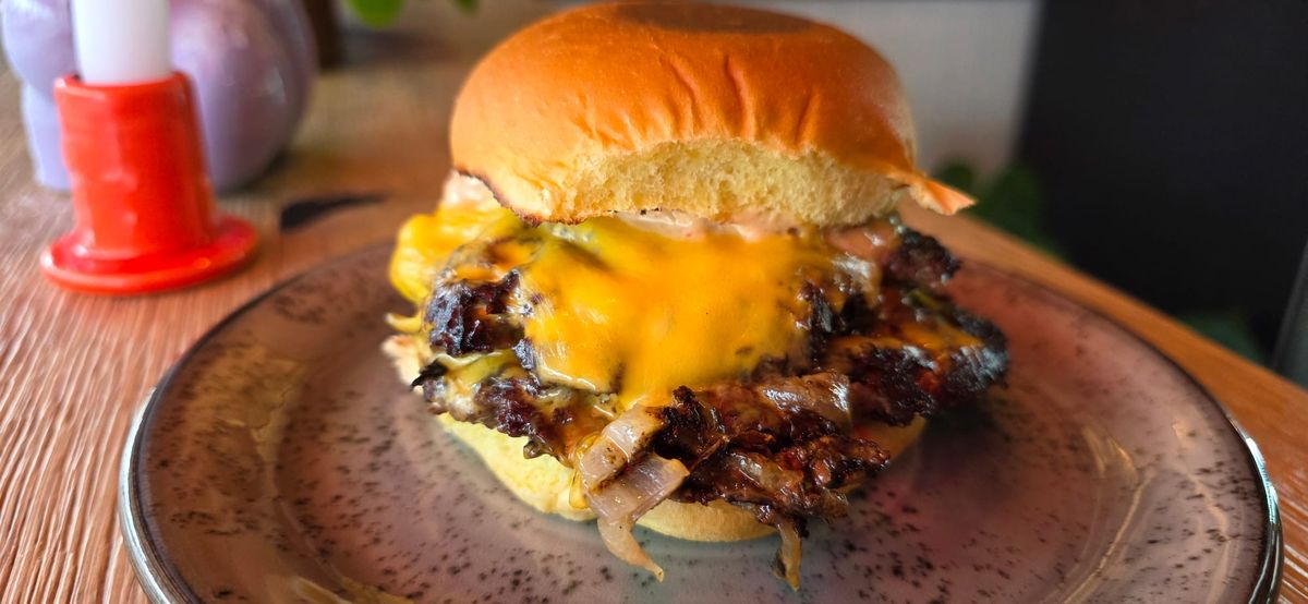 Énorme cheeseburger chez Shed à Pully. 