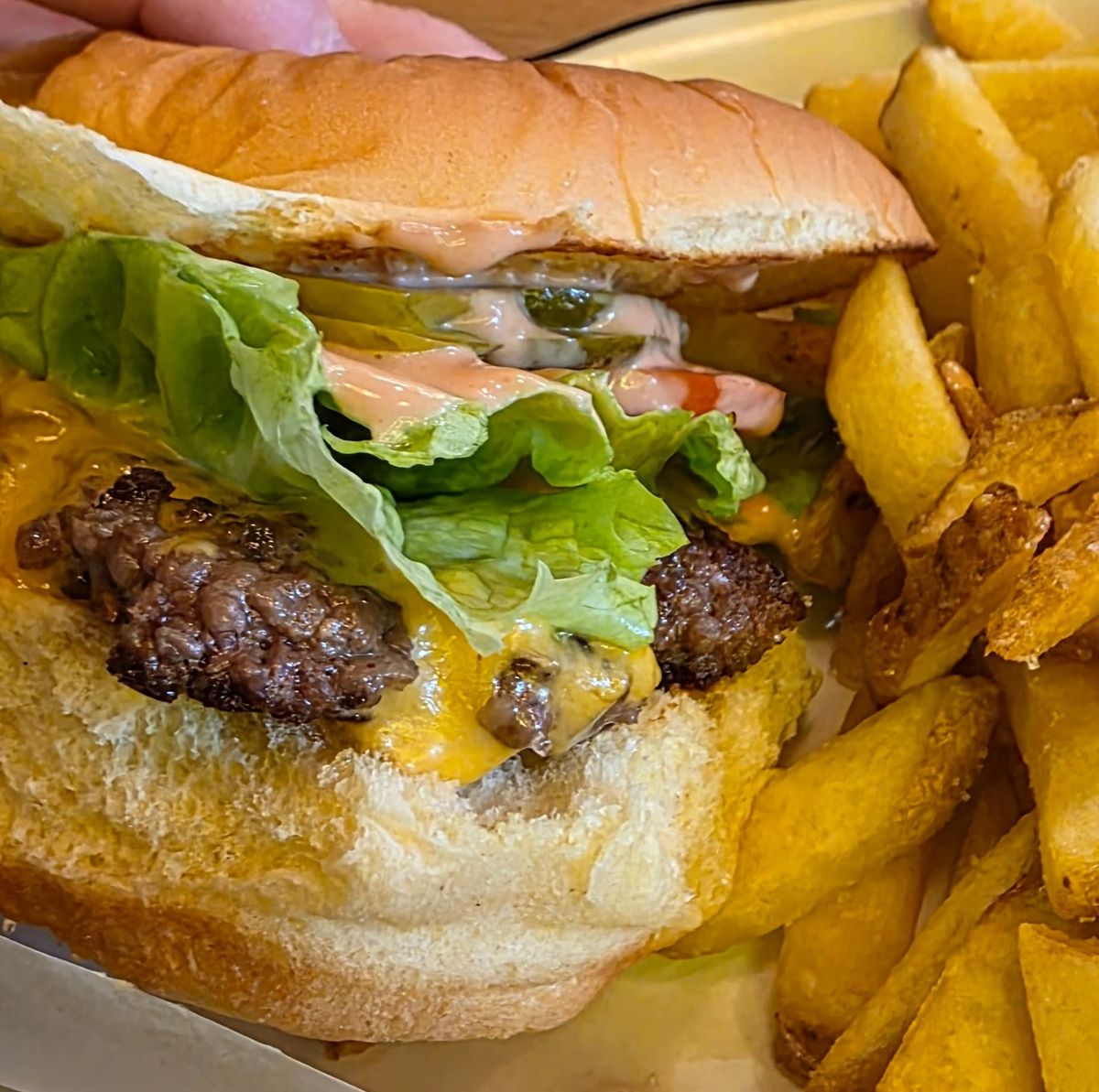 Un cheeseburger classique chez Black Tap. 