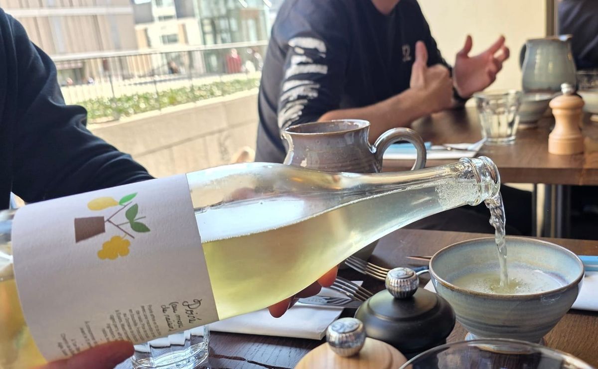 Du cidre en train d'être servi dans un bol chez Arthur à Lausanne. 