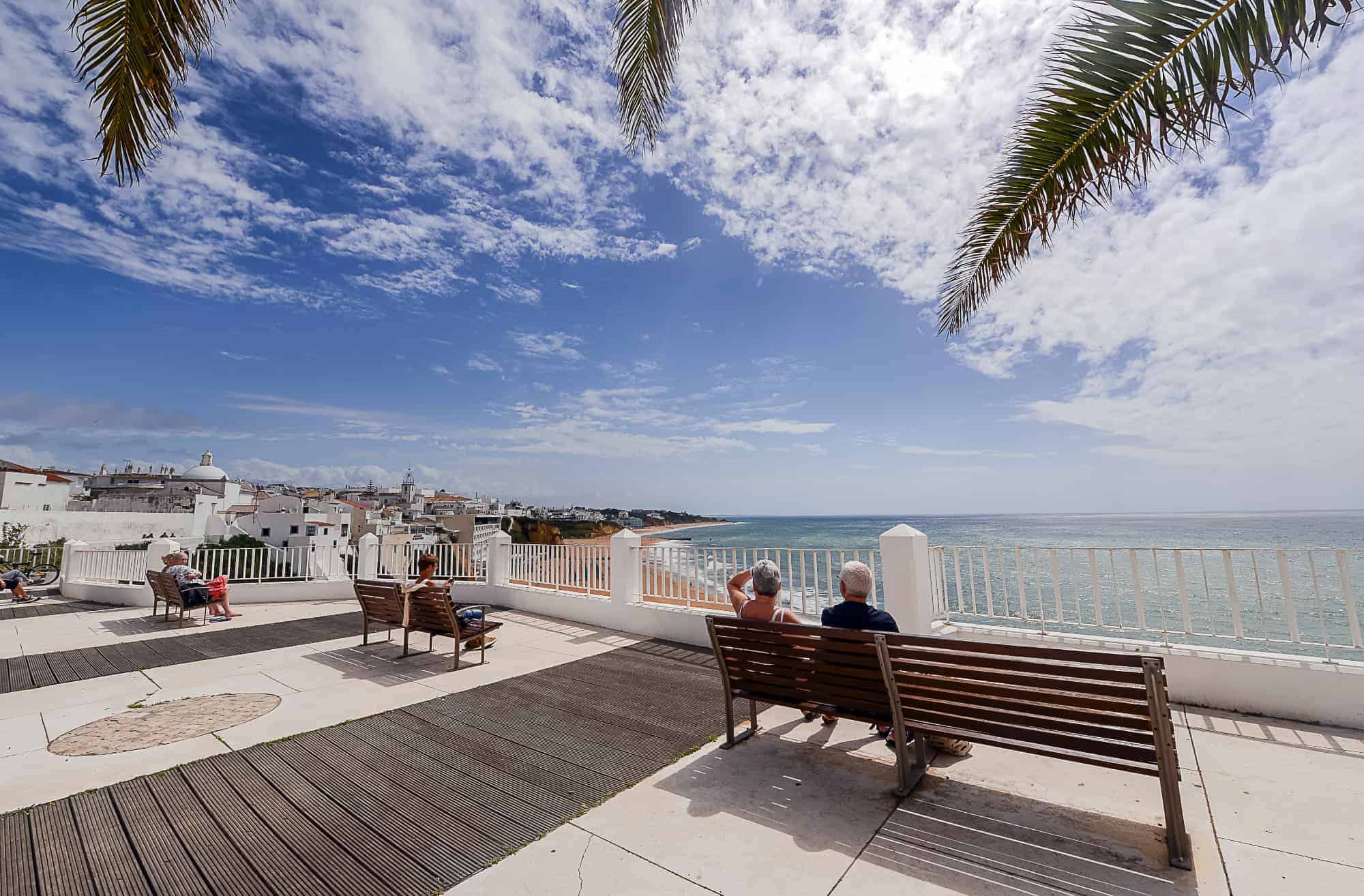Albufeira's beautiful waterfront promenade is a popular meeting place for residents. You can meet your friends, have a chat, take a pleasant stroll or just sit down and enjoy a gorgeous view.