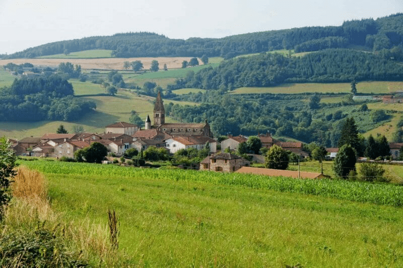 A vast green space with rolling hills and pretty villages - Burgundy countryside
