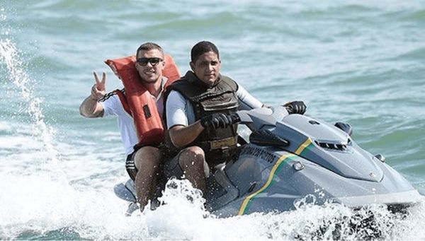 Breitbart „enthüllt”: Migrant Lukas Podolski floh auf einem Jetski aus Marokko