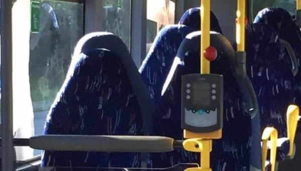 Frauen in Burkas