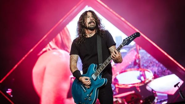 Dieser Junge spielt mit den Foo Fighters Enter Sandman — und es kommt noch besser