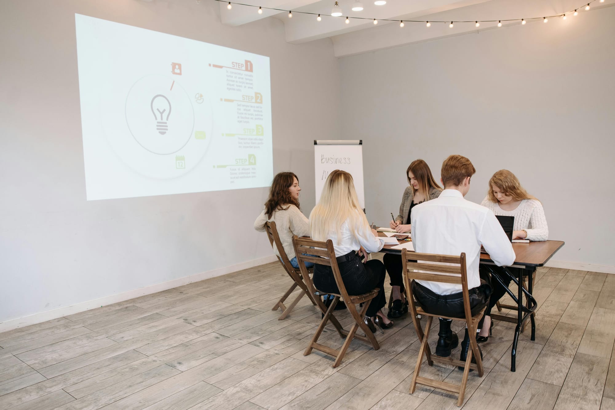 Grupo de personas reunidas en una mesa de trabajo durante una sesión de discusión, imagen que representa los espacios de participación y deliberación necesarios para una democracia inclusiva.