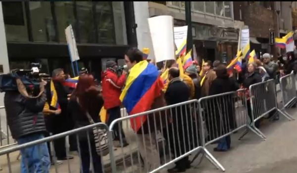 ¿Cómo los colombianos en Nueva York lograron bajar el precio del pasaporte colombiano?