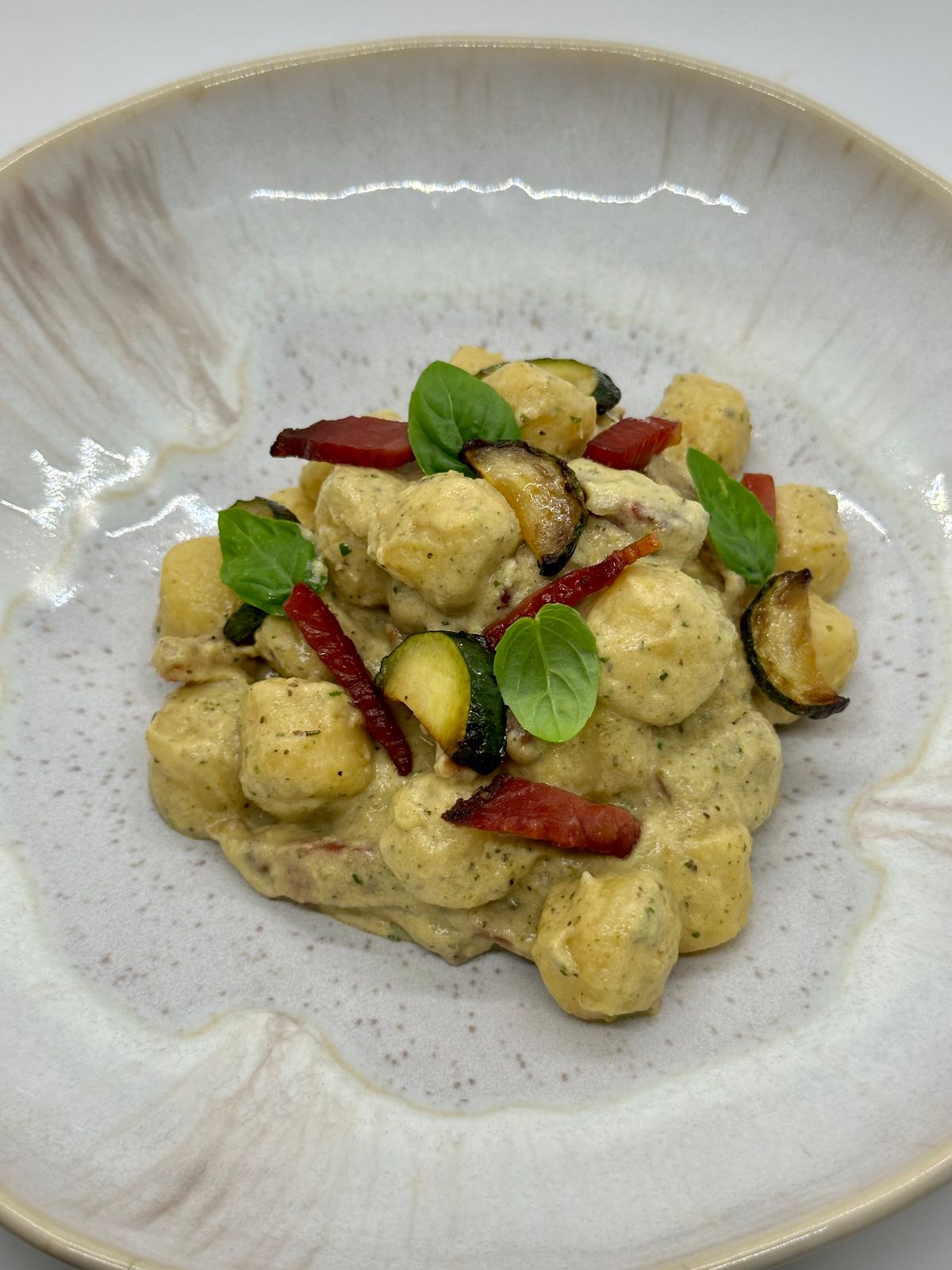 Gnocchi con crema di zucchine e speck