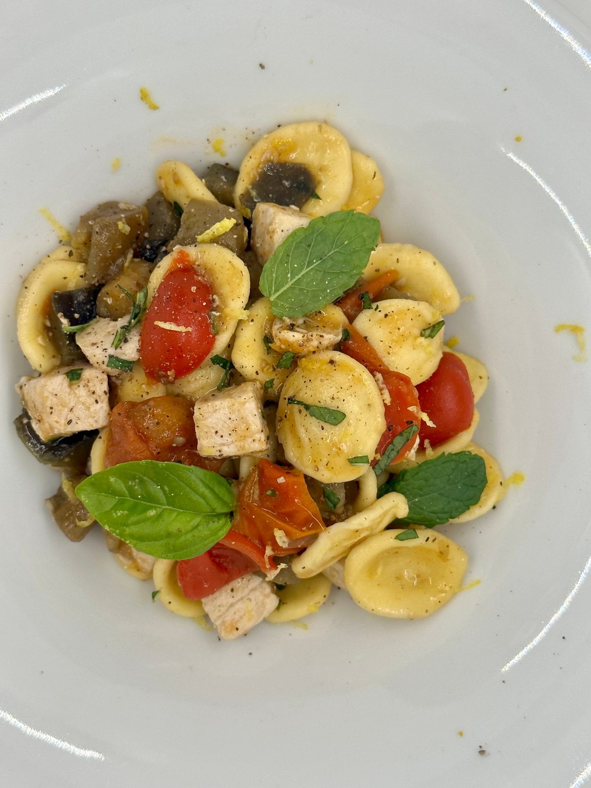 Pasta con pesce spada, melanzane e pomodorini