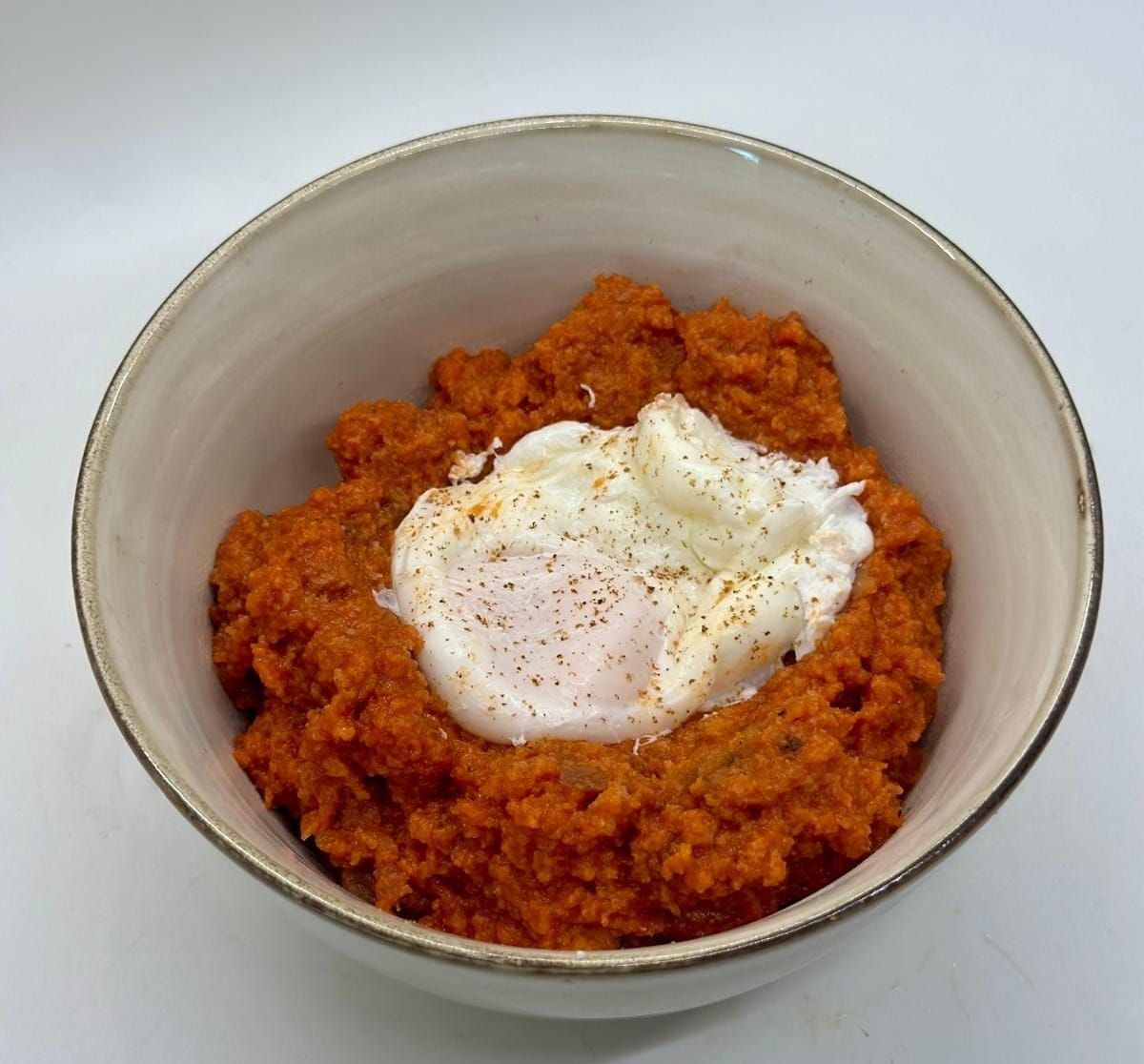 Pappa al pomodoro con uovo in camicia