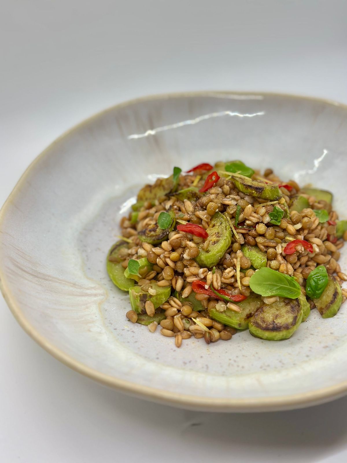 Insalata di farro, lenticchie e zucchine al limone