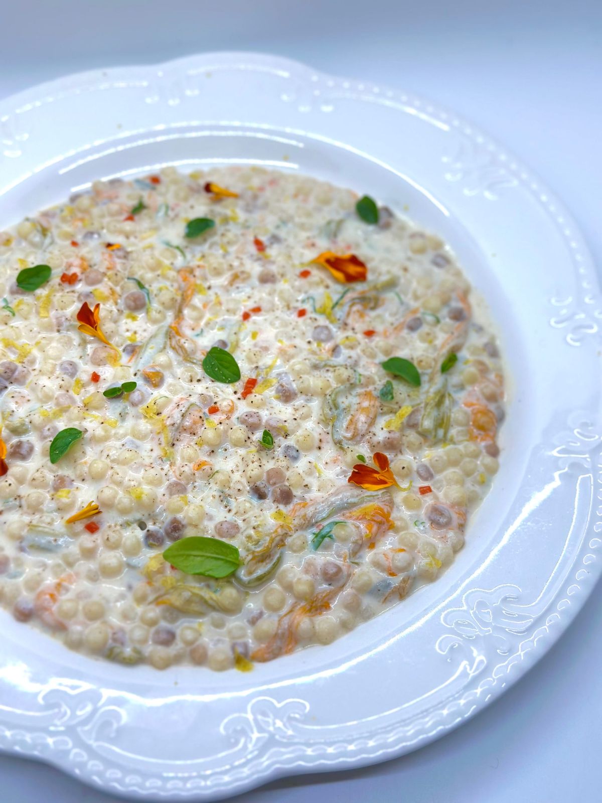Fregola con ricotta, limone e fiori di zucca