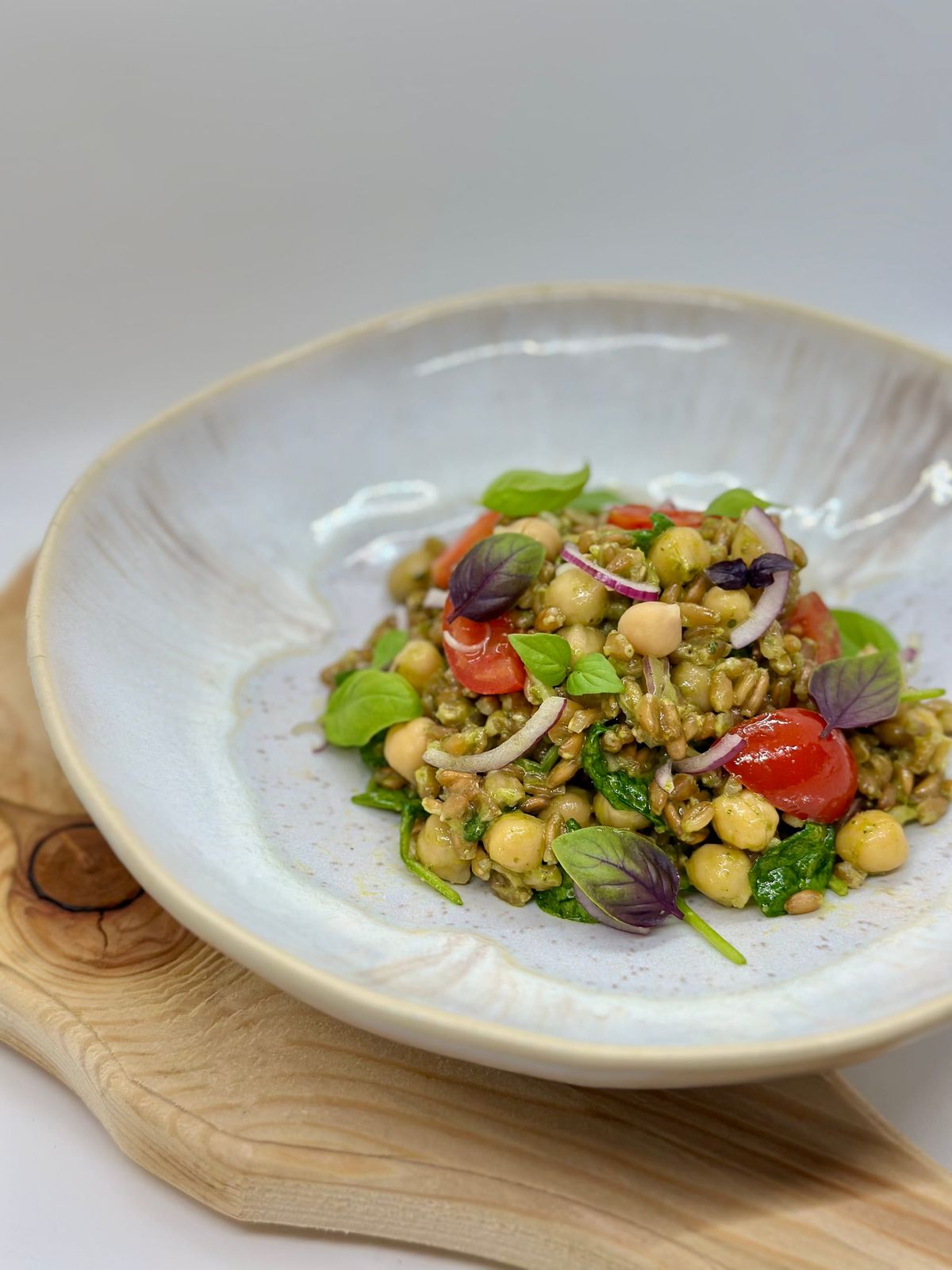 Insalata di farro al pesto con ceci, pomodorini e spinacino - The Ultimate Schiscetta