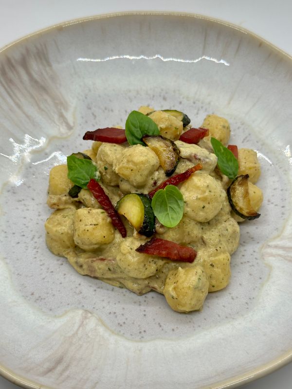 Gnocchi con crema di zucchine e speck