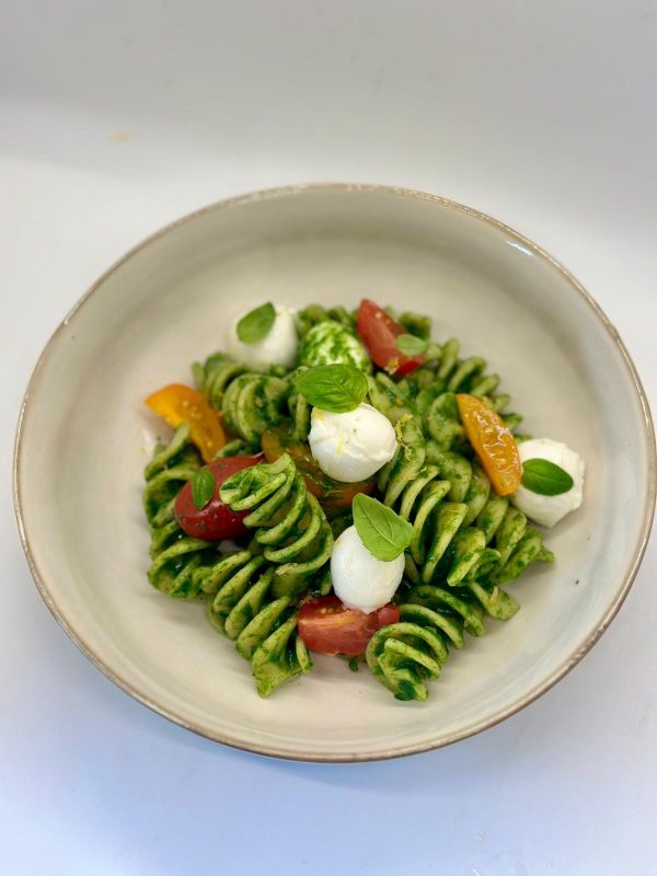 Pasta con crema di basilico e spinaci con mozzarelline e pomodorini