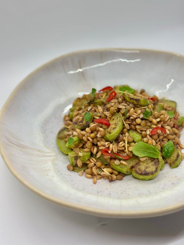 Insalata di farro, lenticchie e zucchine al limone