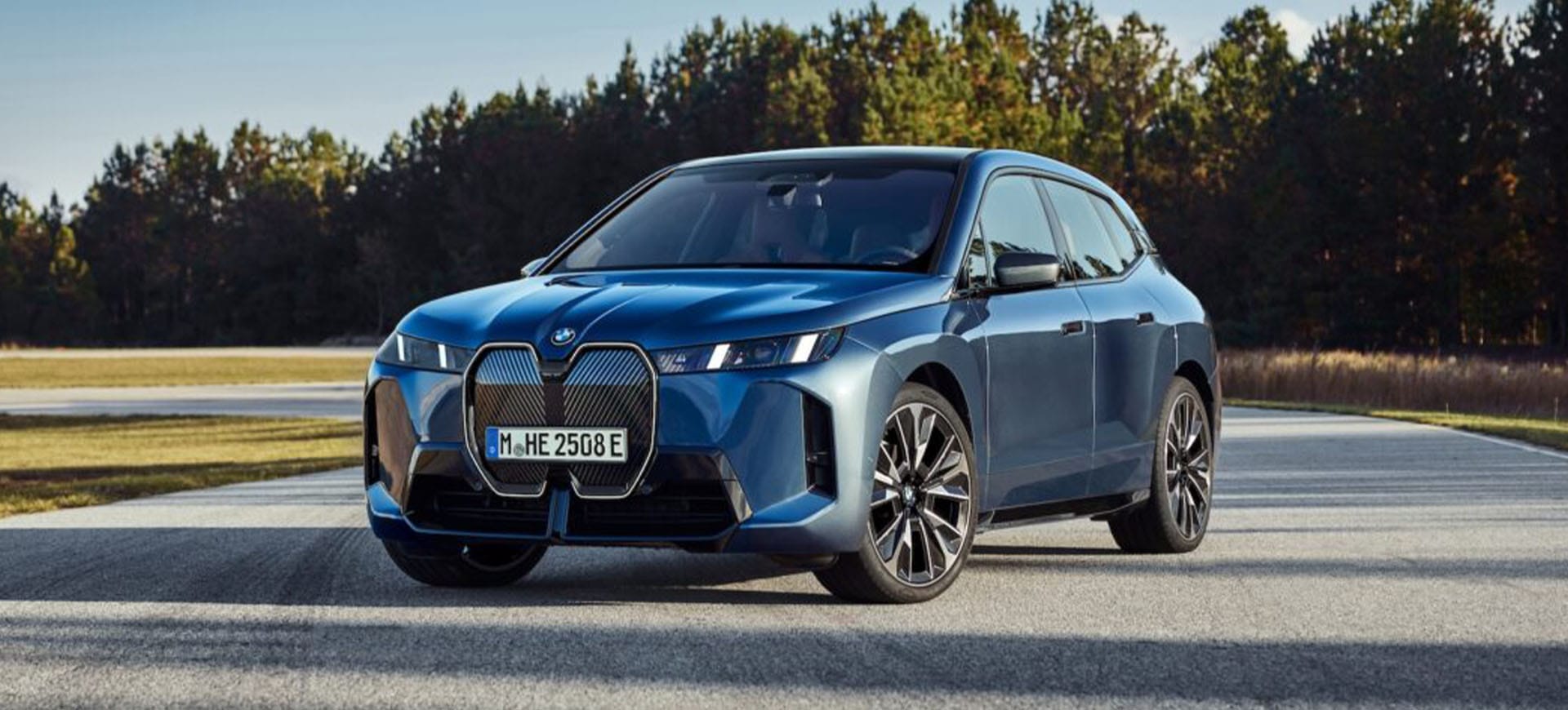 BMW iX elektrische SUV op de weg