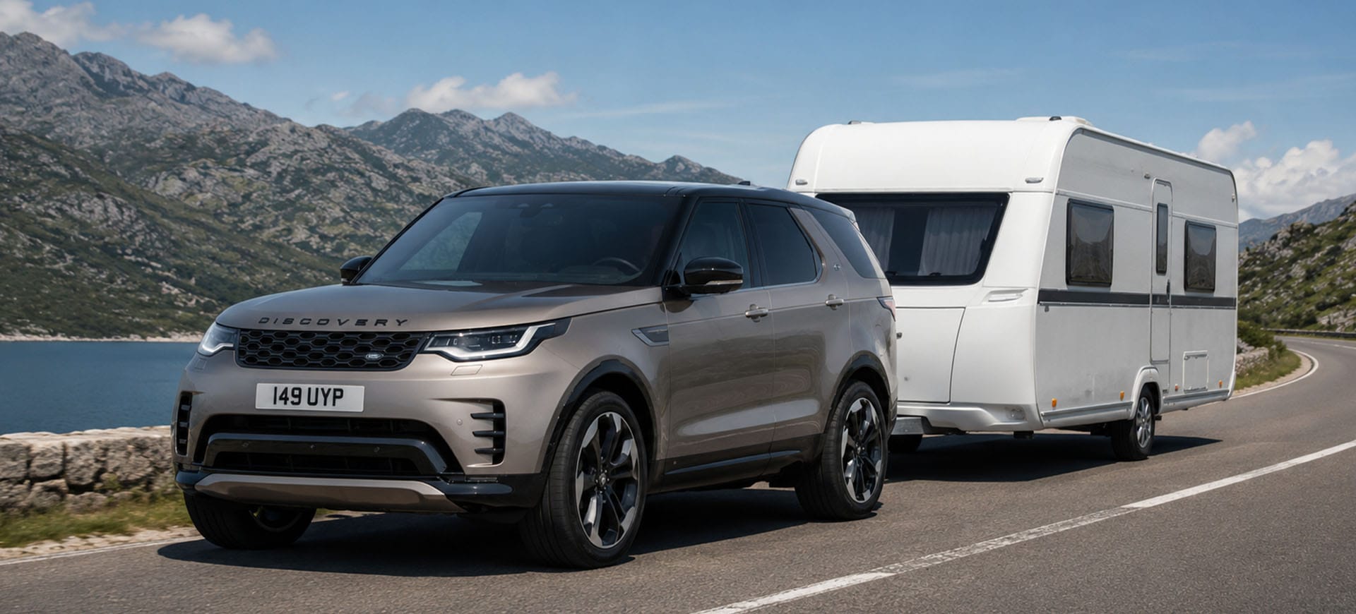 Land Rover Discovery terrein-SUV trekt zware caravan