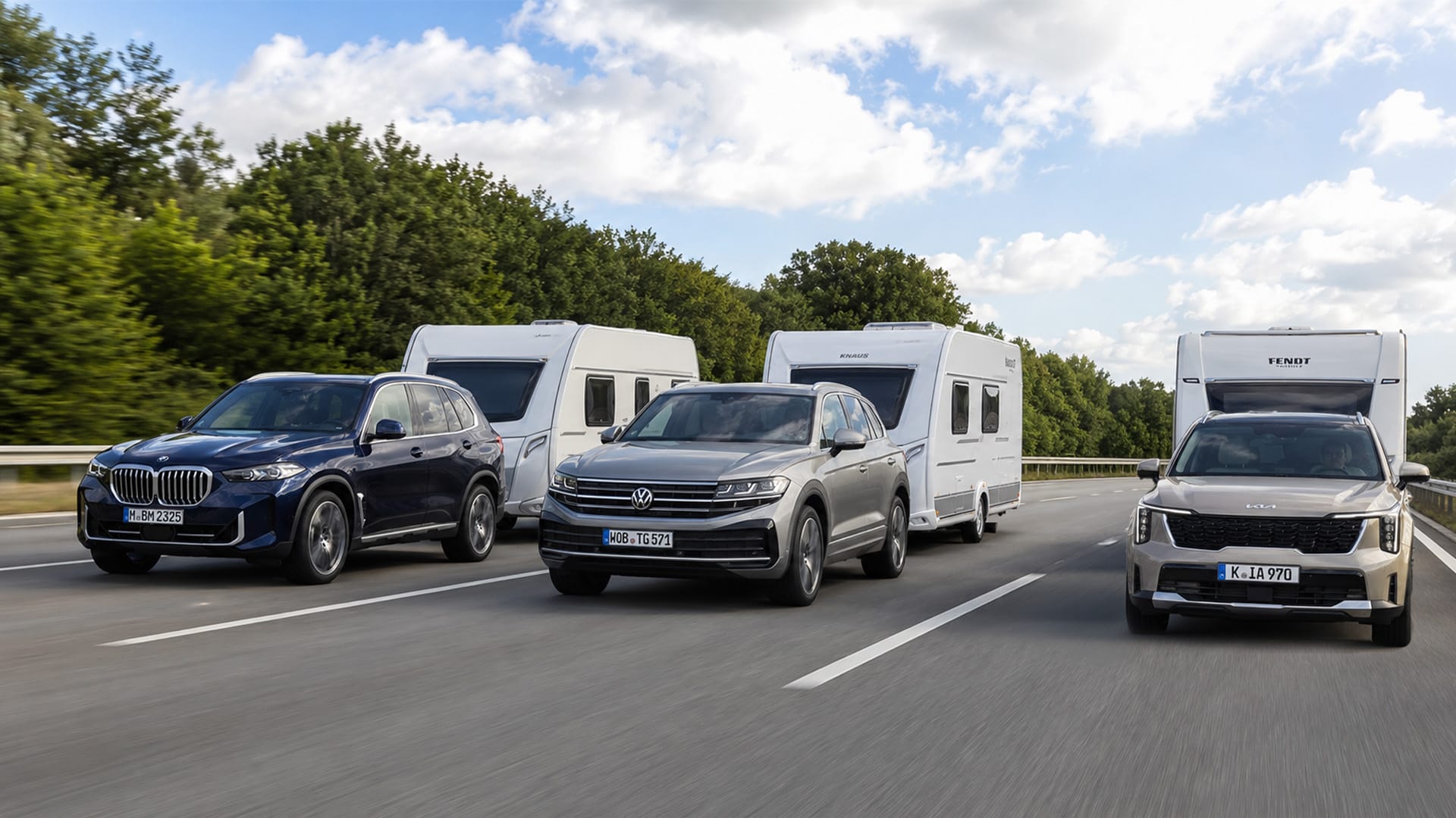 SUV trekt caravan op de snelweg richting vakantiebestemming