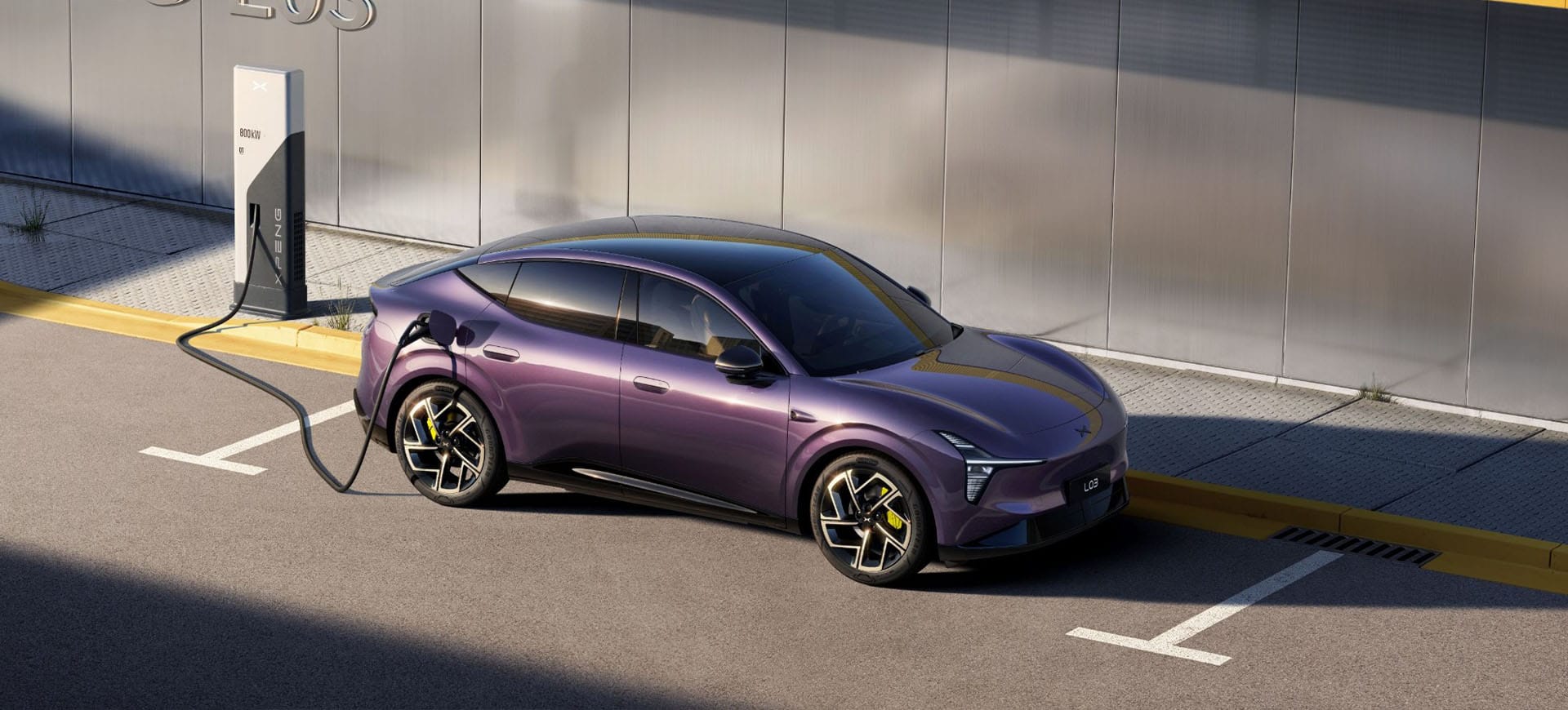XPENG L03 elektrische SUV-coupé aan het opladen
