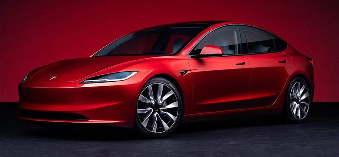 Tesla Model 3 elektrische sedan zijaanzicht