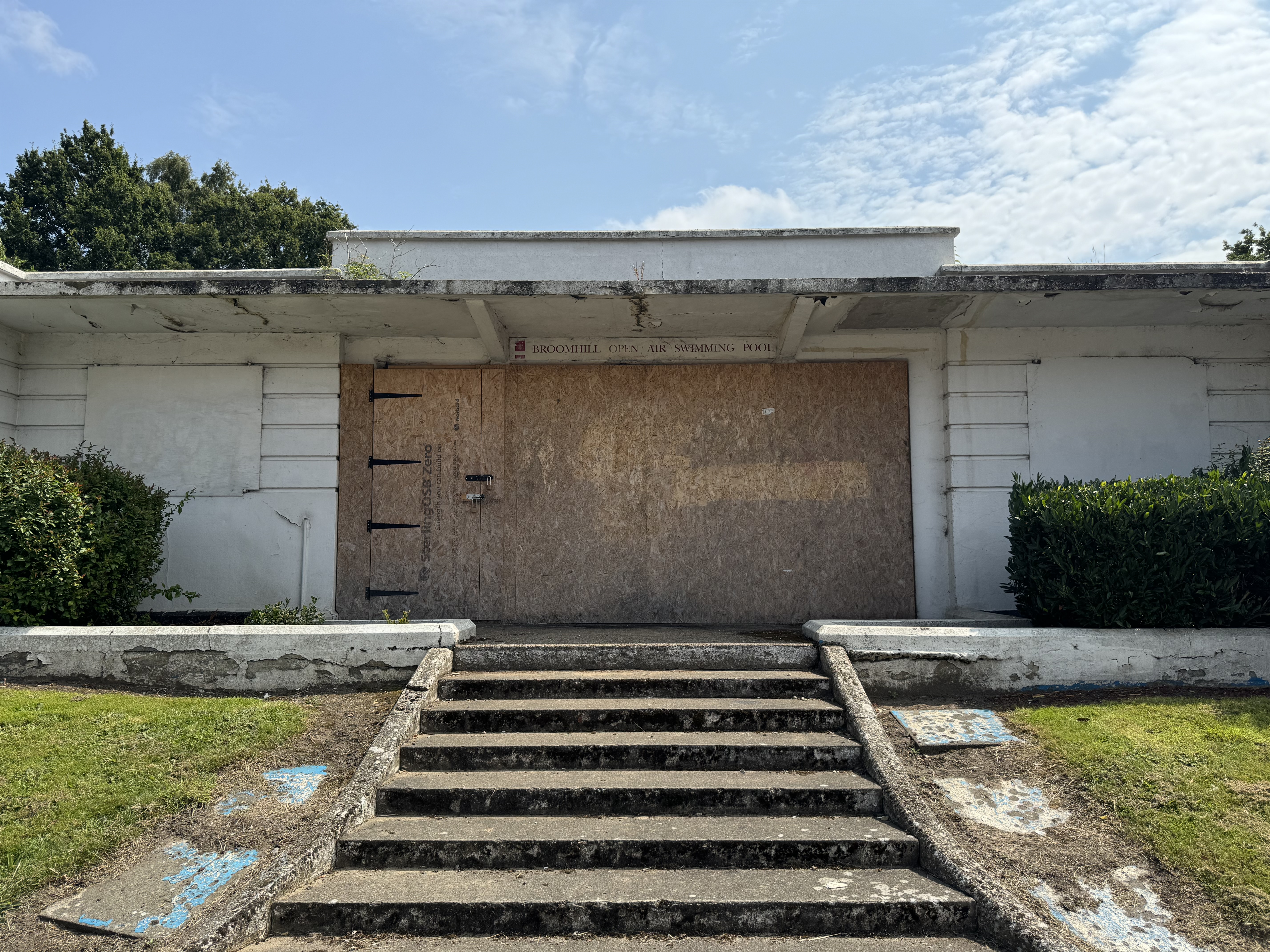 The entrance to Broomhill Lido