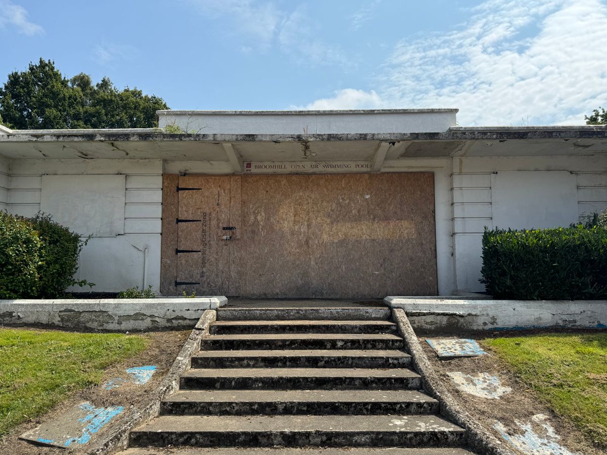 The entrance to Broomhill Lido