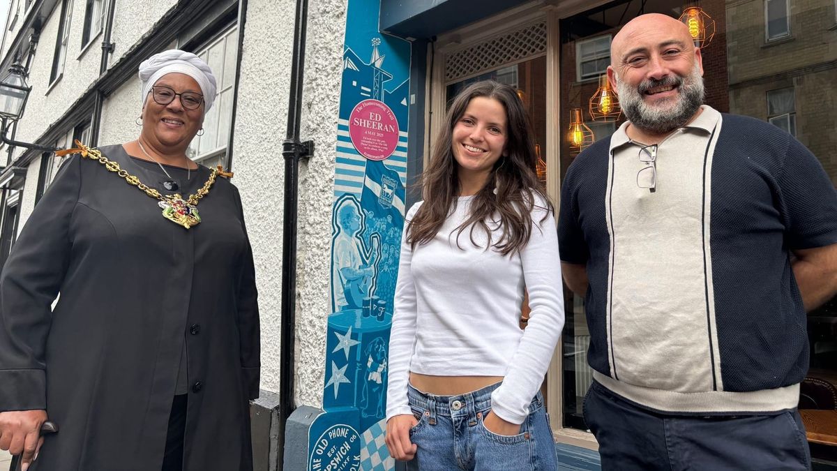 Thomas Wolsey pub unveils new mural celebrating Sheeran gig