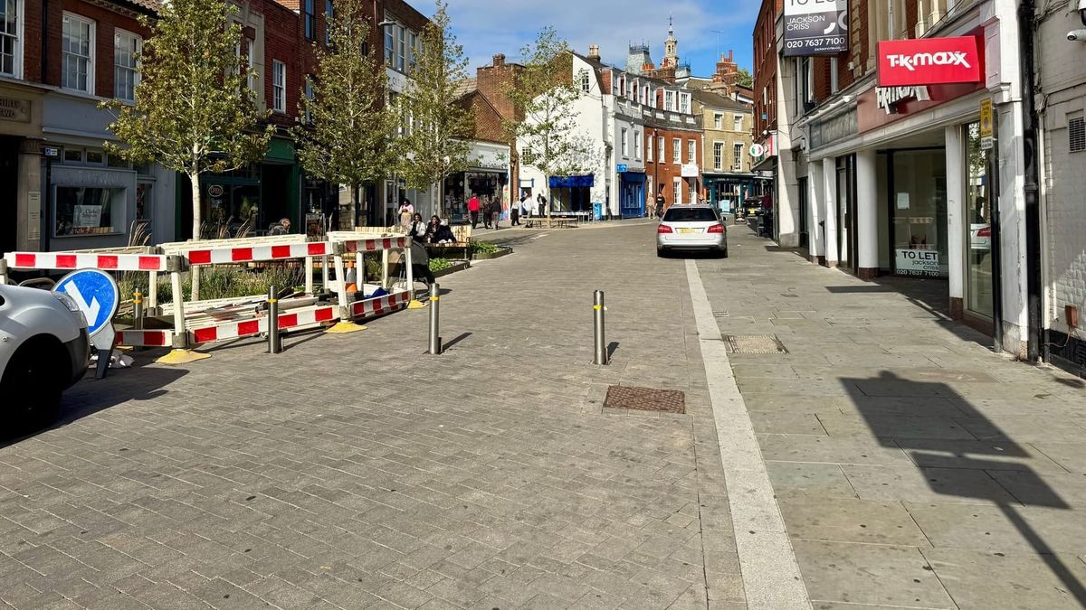 Cars driving straight through gap in Queen Street bollards
