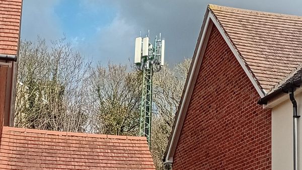 Councillors narrowly reject 27-metre 5G mast near Ipswich homes