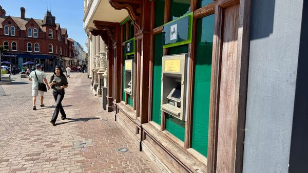 Man targeted by 'distraction' thieves on Cornhill