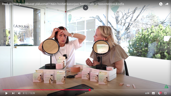 Raskas otsa ja roikkuvat yläluomet? Näin hieronta ja kasvoteippaus auttavat kohottamaan ilmettä