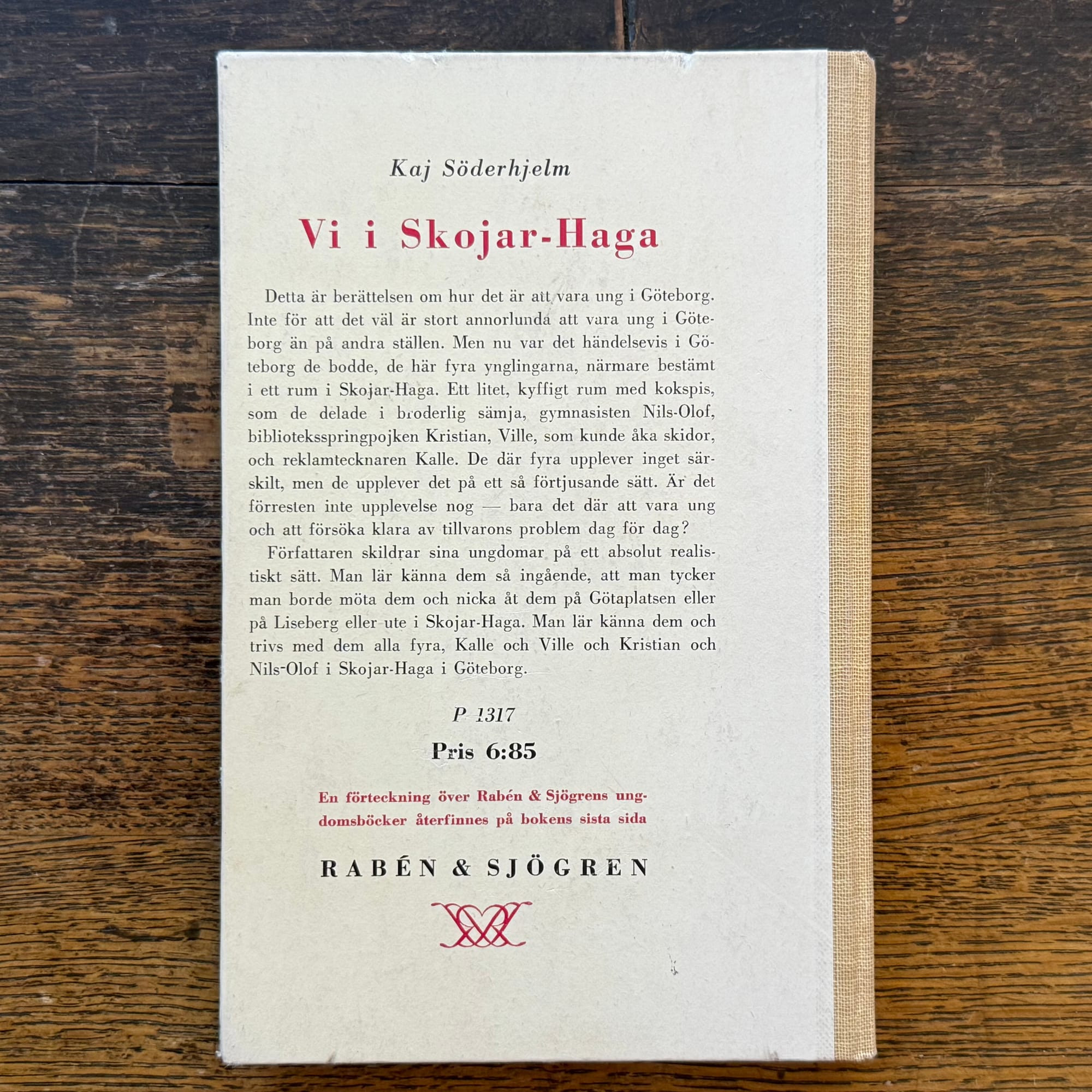 Foto på bokens baksida. Förutom den ovan citerade texten ser vi koden "P 1317".