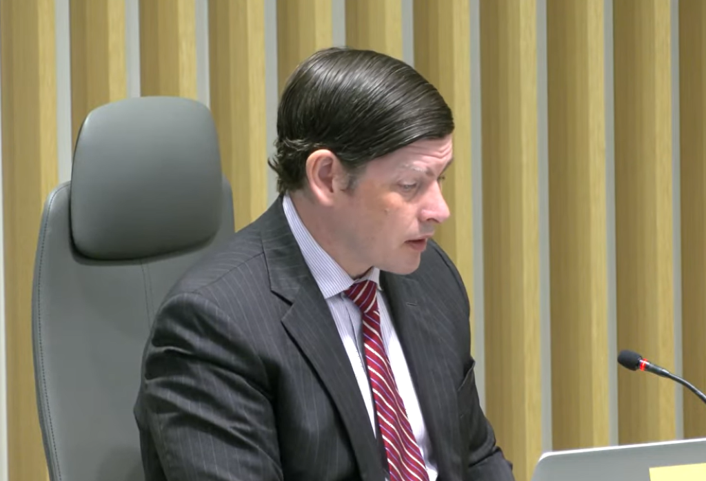 Simington Embraces English-Only Proceedings at FCC