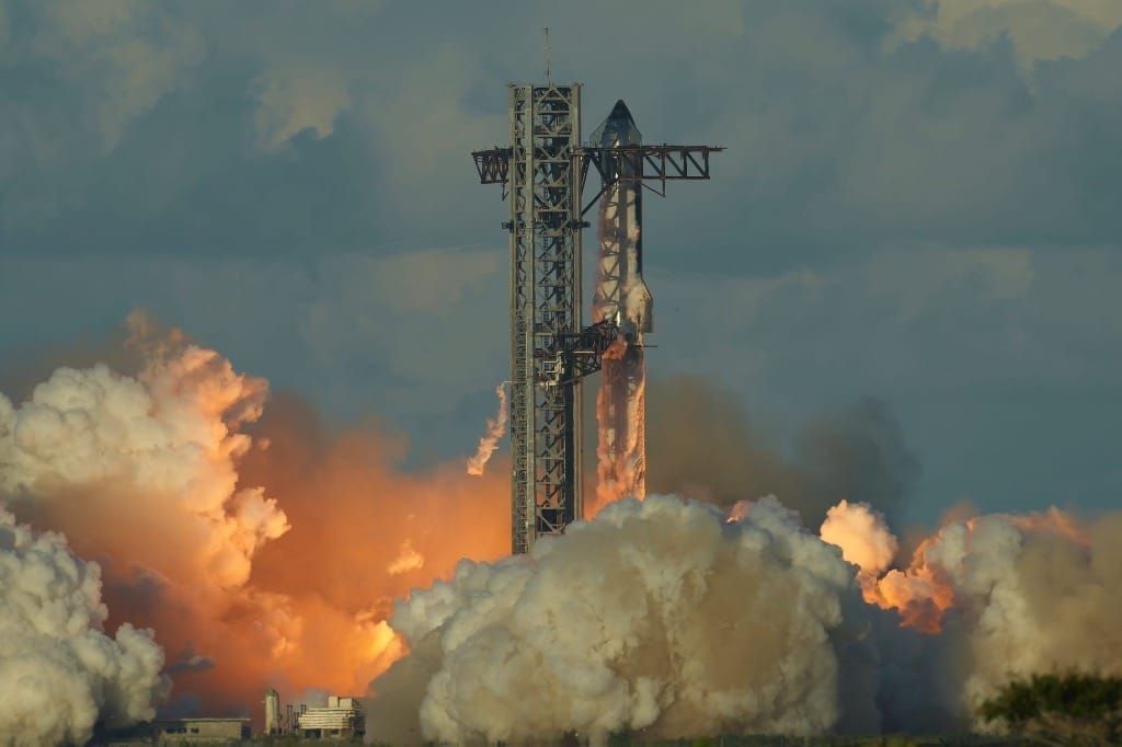 SpaceX, Amazon Clash on Satellite Collision Risks